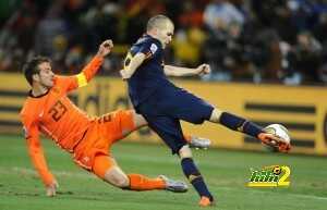 Spain's midfielder Andrés Iniesta (R) sh