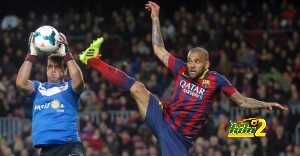 02mar2014---lateral-direito-daniel-alves-tenta-alcancar-bola-mas-perde-para-goleiro-do-almeria-em-jogo-do-barcelona-pela-26-rodada-do-campeonato-espanhol-1393795589666_956x500