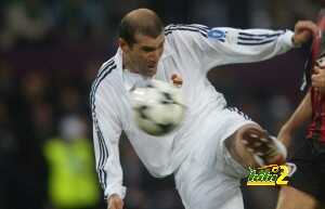 Real Madrid's Zinedine Zidane shoots to