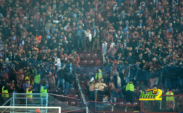 صور : الشغب في الدوري التركي يتواصل وهذه المرة الجماهير تغزو الملعب بالطوب ..!