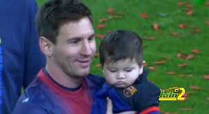 صورة : ابن ميسي يهنيء نجم برشلونة بعيد الأب