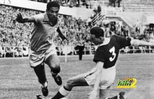Brazilian forward Garrincha (L) dribbles