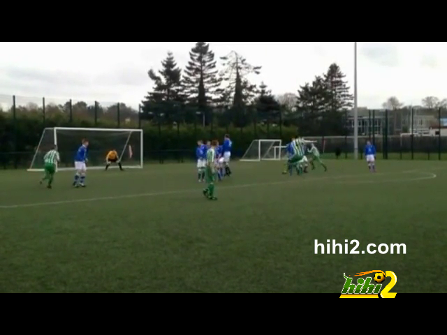 فيديو :لاعب يسدد ضربة حرة بطريقة غريبة ومضحكة