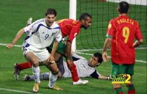Greek forward Angelos Charisteas (L) cel