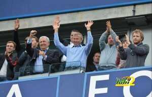 Roman Abramovich (C), owner of Chelsea F