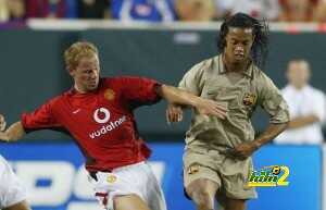 Ronaldinho of Barcelona and Nicky Butt of Utd
