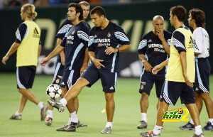 Real Madrid striker Ronaldo (C) lifts th