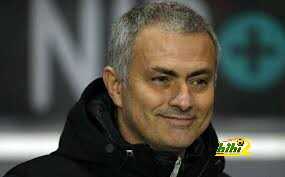 شاهد مورينيو وهو يداعب الأطفال في النفق المؤدي إلى الملعب