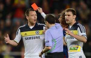 Chelsea's defender John Terry (L) receiv