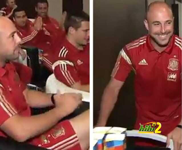 فيديو : رينا يوزع الحلوى على لاعبي المنتخب الإسباني