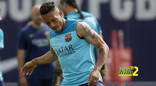 نابولي يضع عينه على لاعب برشلونة أدريانو