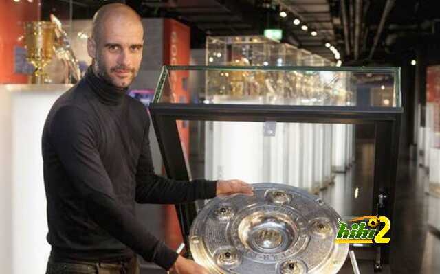 guardiola-haciendo-entrega-del-trofeo-las-vitrinas-del-museo-1399991820142