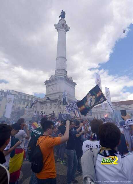 صورة : جماهير ريال مدريد تحتفل مبكرا بالفوز بالكأس العاشرة بحرق وشاح الأتلتيكو ..!