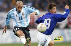 Argentine midfielder Juan Sebastian Veron(L) passe