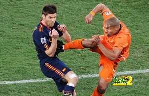 Netherlands' midfielder Nigel de Jong (R