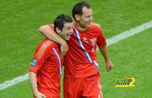 Russian midfielder Alan Dzagoev (L) cele