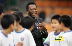Retired football star Pele of Brazil (C)