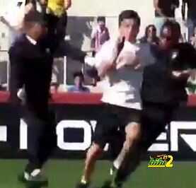 صور : مشجع يقتحم مران المنتخب الفرنسي .. فإلى أين انتهى ؟