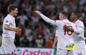 English forward Wayne Rooney (C) celebra