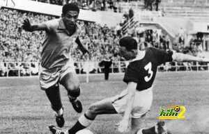 Brazilian forward Garrincha (L) dribbles