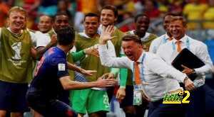 Robin van Persie of the Netherlands (front) celebrates his goal against Spain with coach Louis van Gaal during their 2014 World Cup Group B soccer match at the Fonte Nova arena in Salvador June 13, 2014. REUTERS/Michael Dalder (BRAZIL - Tags: SOCCER SPORT WORLD CUP)