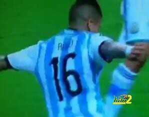 فيديو : استخلاص مذهل للكرة من لاعب التانغو