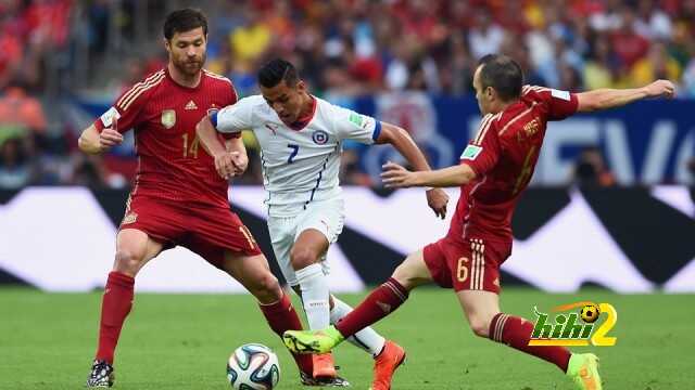 صورة : نجوم المنتخب الأرجنتيني يتابعون مباراة إقصاء حامل اللقب ..!