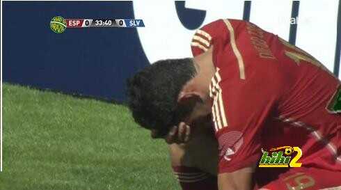 فيديو : كوستا يتلقى ضربة قوية في وجهه