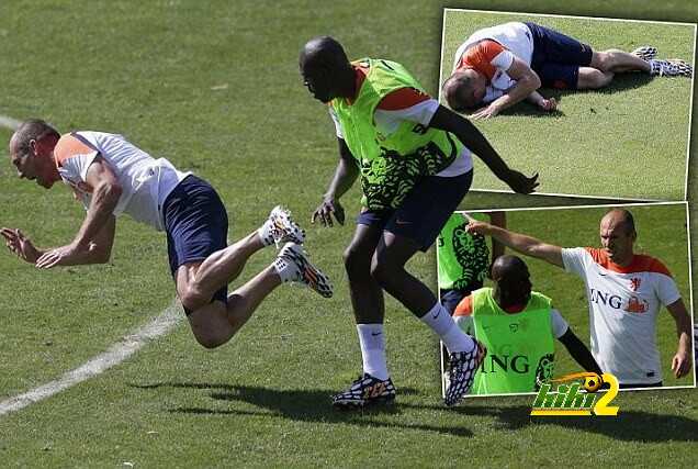 صور وفيديو : اصطدام في تدريبات هولندا يؤدي إلى اصابة روبين ..!