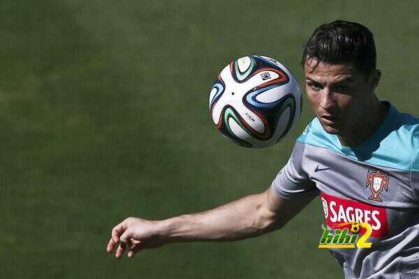 صور : كريستيانو يلبي مطالب الجماهير التي احتشدت من أجله في التدريبات