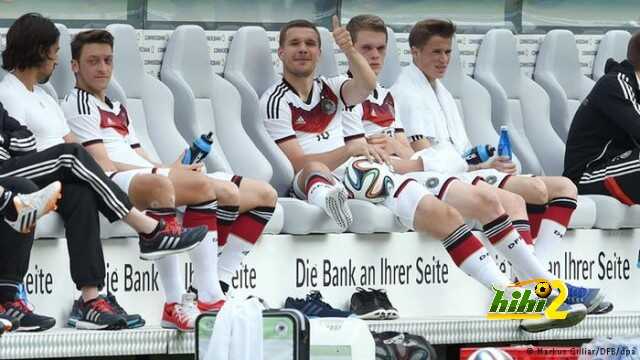 صورة : لاعبو المنتخب الألمانى يشاهدون المباراة الإفتتاحية لمونديال البرازيل 2014