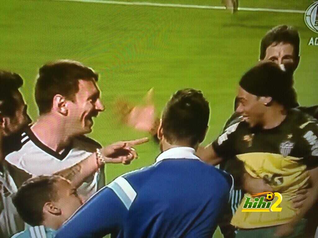 شاهد شبيه رونالدينهو وردة فعل ميسي بعد أن رأه