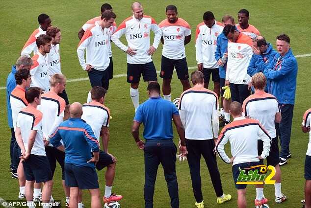 صور :  ماذا كان يفعل لويس فانغال في تدريبات هولندا ..؟