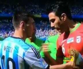 قائد إيران يفاجيء ميسي بطلب غريب قبل بداية المباراة