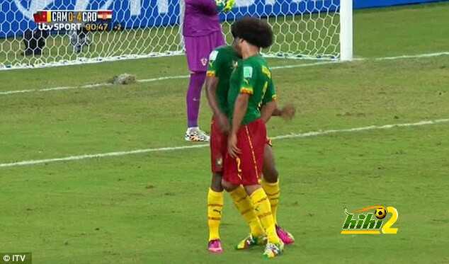 لاعب الكاميرون يقوم بنطح زميله في المنتخب