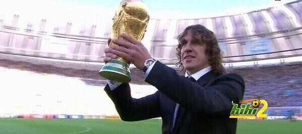 صورة : بويول يسلم كأس العالم ..!