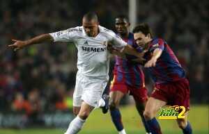 Real Madrid's Brazilian Ronaldo (L) hold