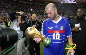 French player Zinedine Zidane (C), holdi