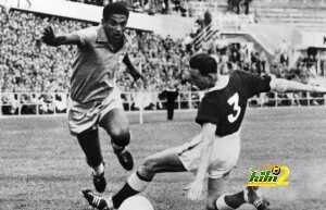 Brazilian forward Garrincha (L) dribbles