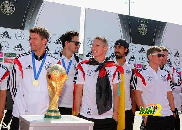 صور : احتفالات لاعبو المنتخب الألماني مع مشجعيهم في برلين