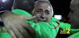 فيديو : مدرب المنتخب الجزائري ينهمر في البكاء بعد الإقصاء ..!