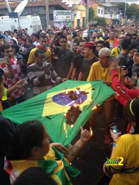 جماهير برازيلية تقوم بحرق العلم البرازيلي