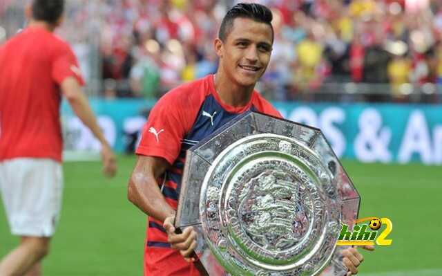 alexis-sanchez-con-trofeo-que-acredita-arsenal-como-campeon-community-shield-1408135321906