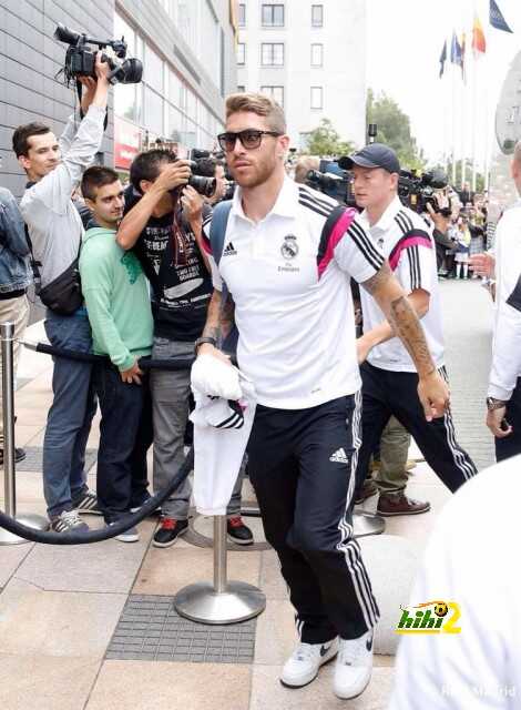 صور : مئات الجماهير يستقبلون ريال مدريد فور وصوله لوارسو