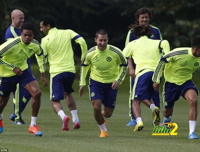 1410869482373_wps_54_Eden_Hazard_centre_alongs