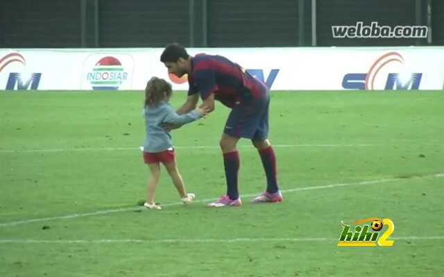 luis-suarez-abraza-hija-delfina-tras-amistoso-del-barca-1411581176062