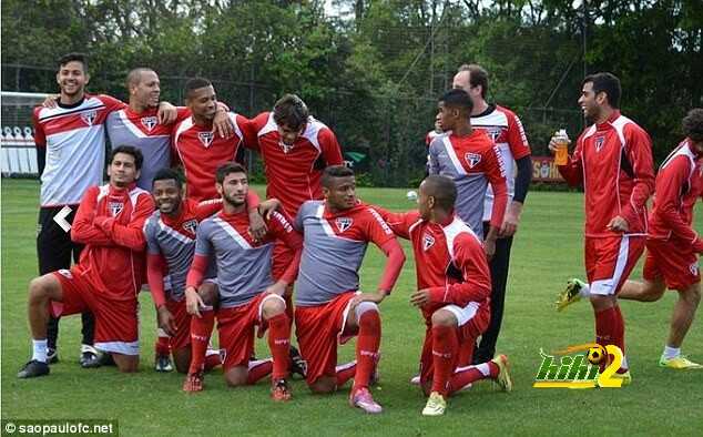 صور : باتو يكسر البيض على رأس كاكا احتفالا بعودته للمنتخب..!