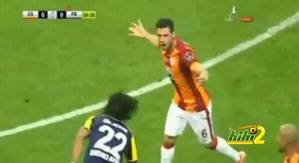 فيديو : برونو ألفيس يضرب ديزميلي ويطرد مباشرة من الملعب