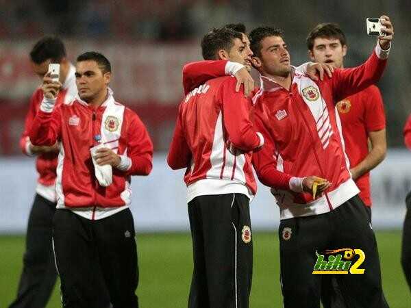 صورة : لاعبو منخب جبل طارق يلتقطون السيلفي