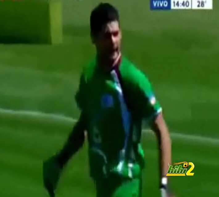 حارس ارجنتيني يتصدى لكره من نصف الملعب بقدمه بطريقه بهلوانيه